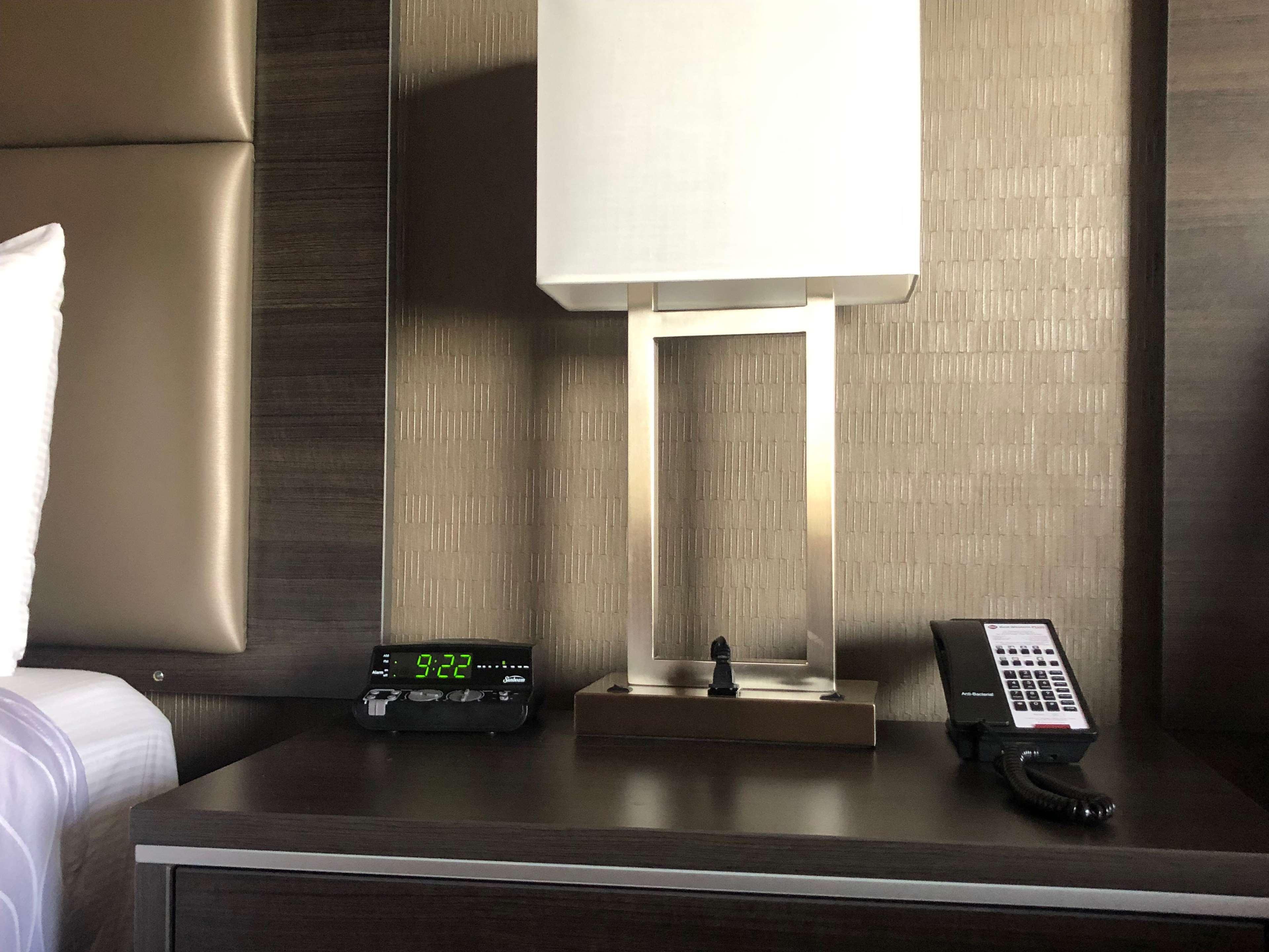Best Western Plus Waterfront Hotel Windsor Bagian luar foto