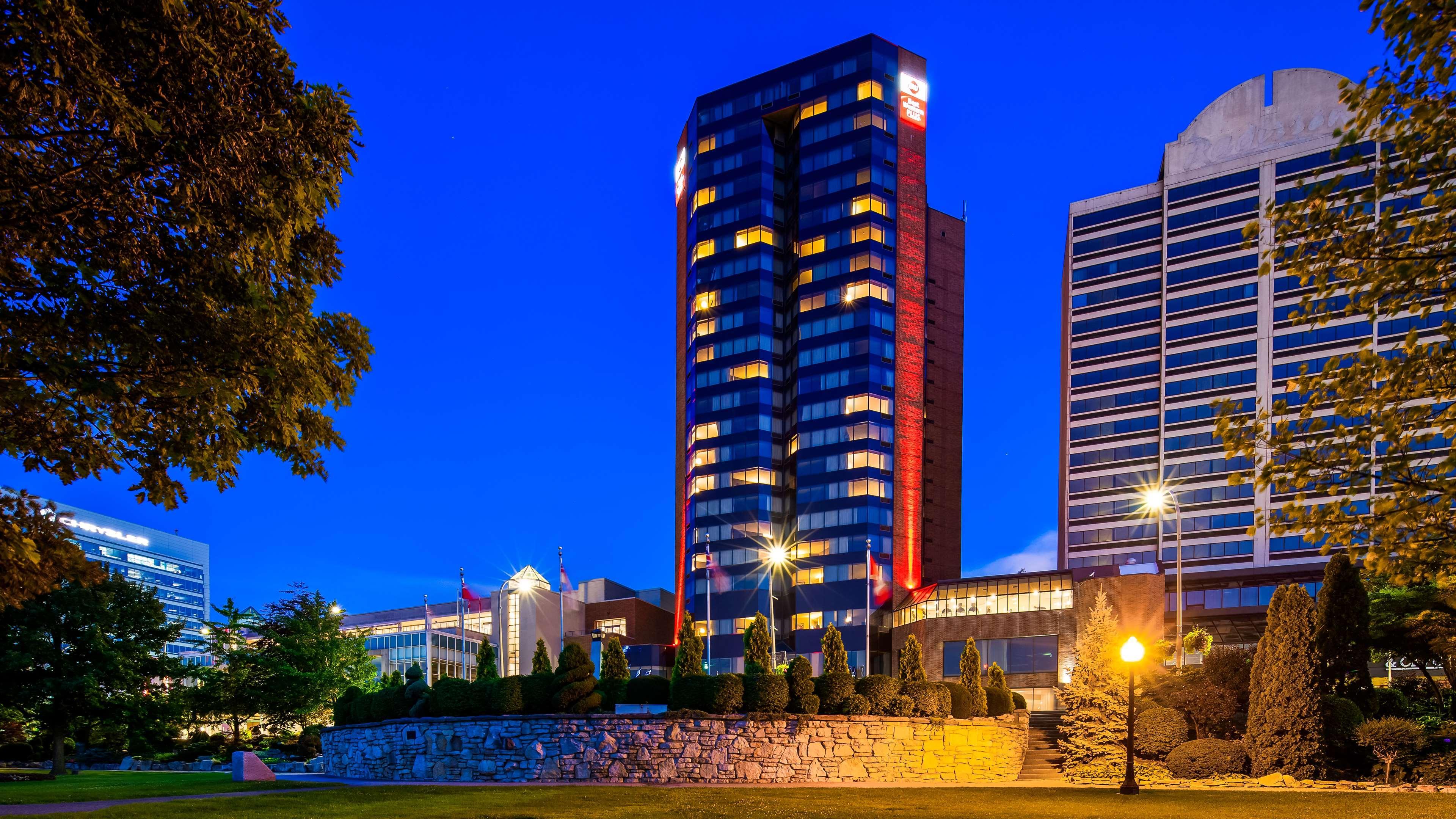 Best Western Plus Waterfront Hotel Windsor Bagian luar foto