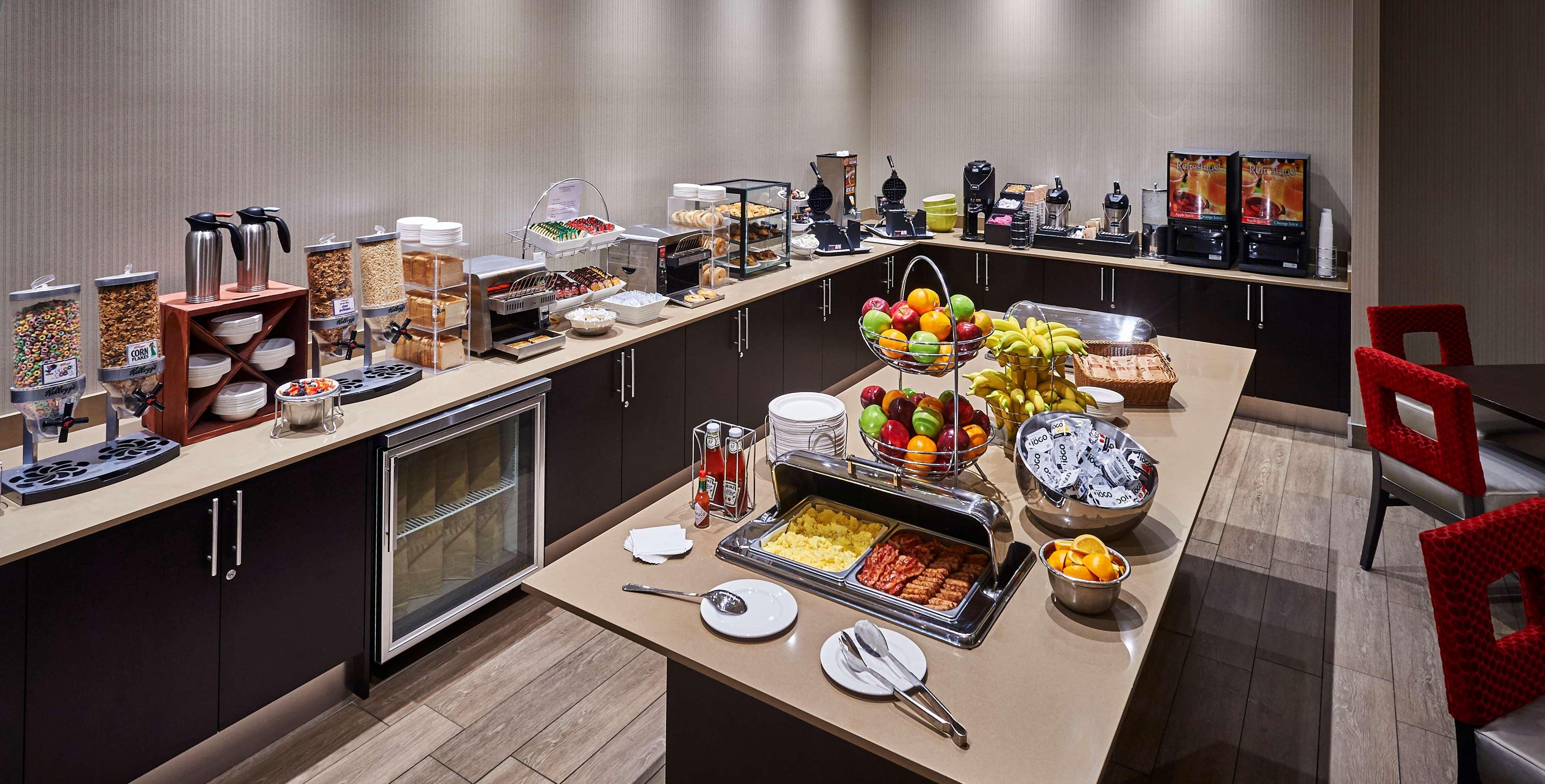 Best Western Plus Waterfront Hotel Windsor Bagian luar foto