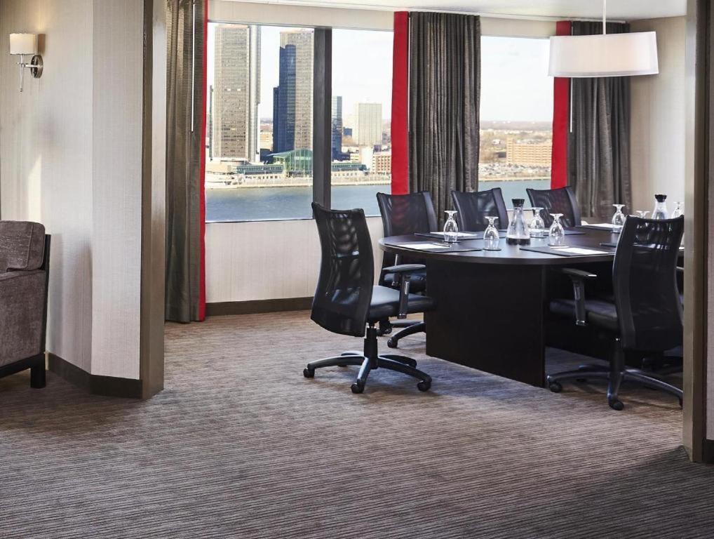 Best Western Plus Waterfront Hotel Windsor Bagian luar foto
